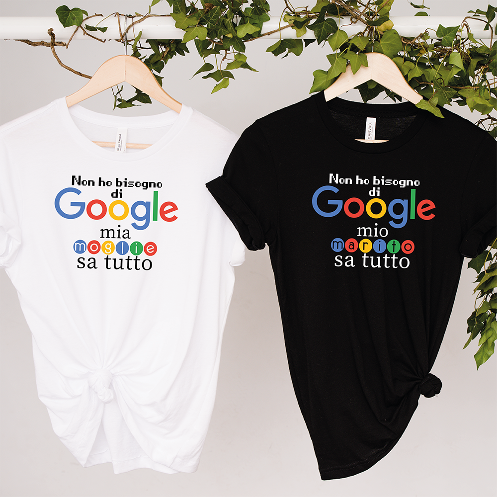 Due T-shirt Sa tutto di Il mio negozio su appendini con testo in italiano: "Non hai bisogno di Google, il tuo partner sa tutto.