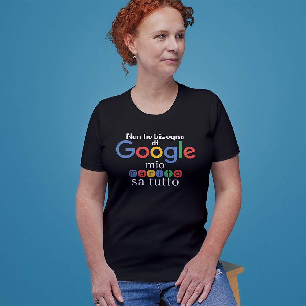 Una donna indossa la "T-shirt Sa tutto" de Il mio negozio, una maglietta nera personalizzata con un testo in italiano che ricorda il logo di Google, dicendo che suo marito sa tutto.