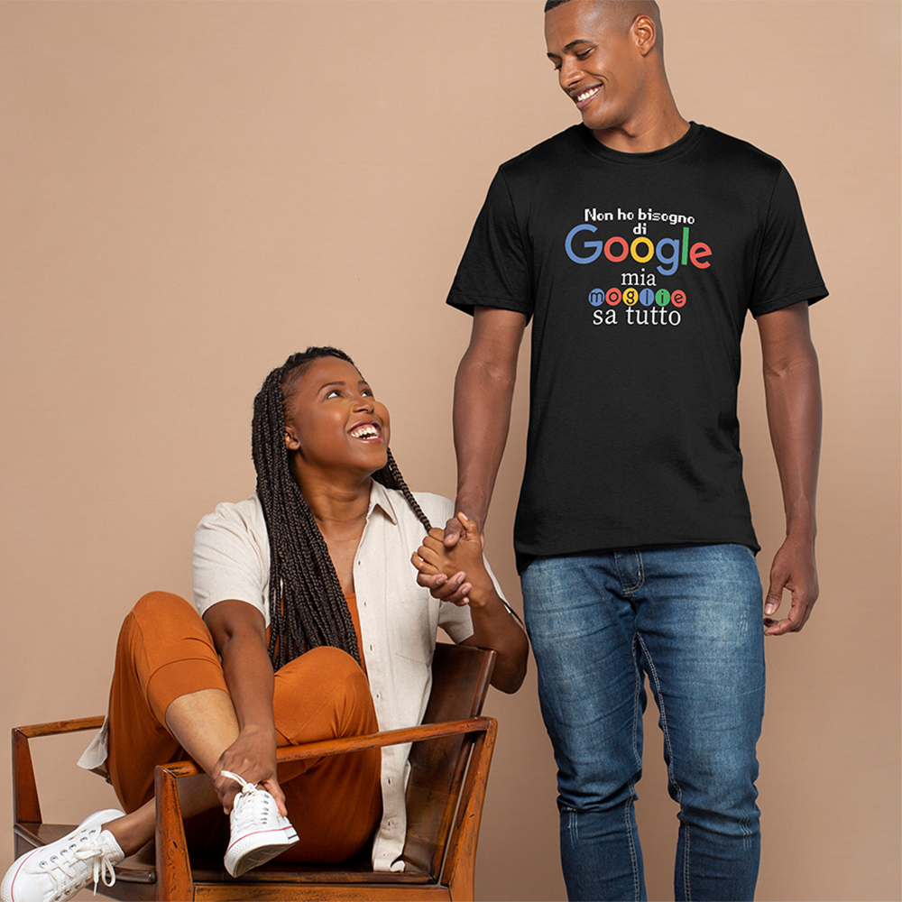 Una donna sorridente si tiene per mano con un uomo in piedi che indossa la "T-shirt Sa tutto" de Il mio negozio con un testo italiano su Google.