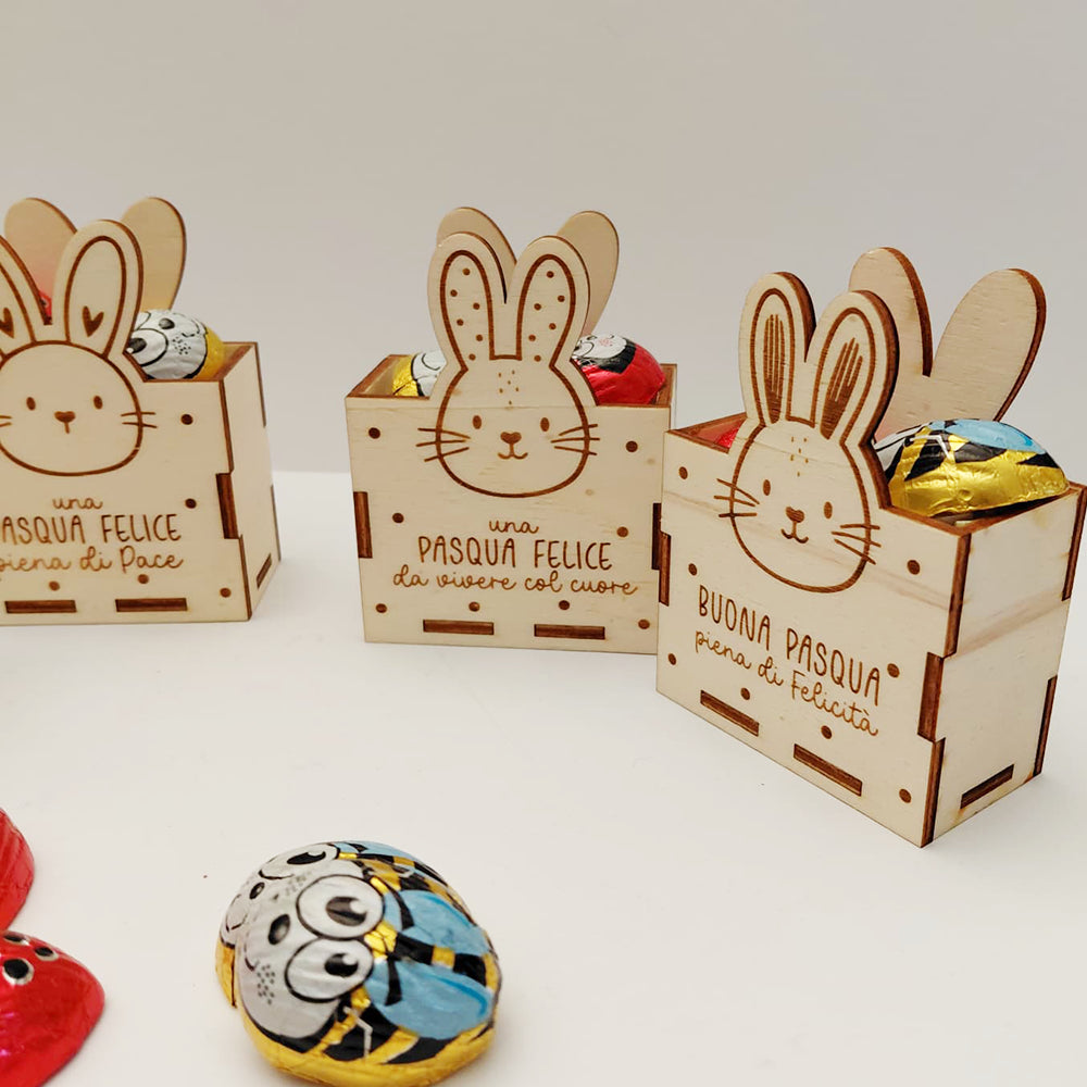 Scatoline di Pasqua in legno con coniglietto inciso e frasi augurali diverse con cioccolatini
