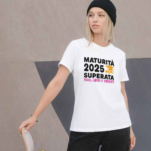 Studentessa con t-shirt bianca Maturità superata, idea regalo simpatica per l’esame di Stato