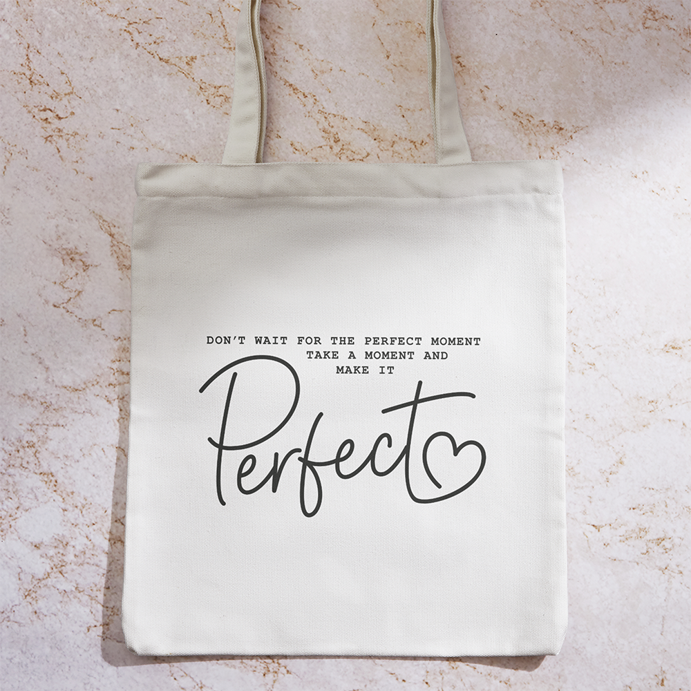 Tote bag personalizzata di Il mio negozio: bianca con scritta nera "Don't wait for the perfect moment". Rendilo perfetto". Riutilizzabile, dal design unico e perfetto per chi ama la praticità ogni giorno.