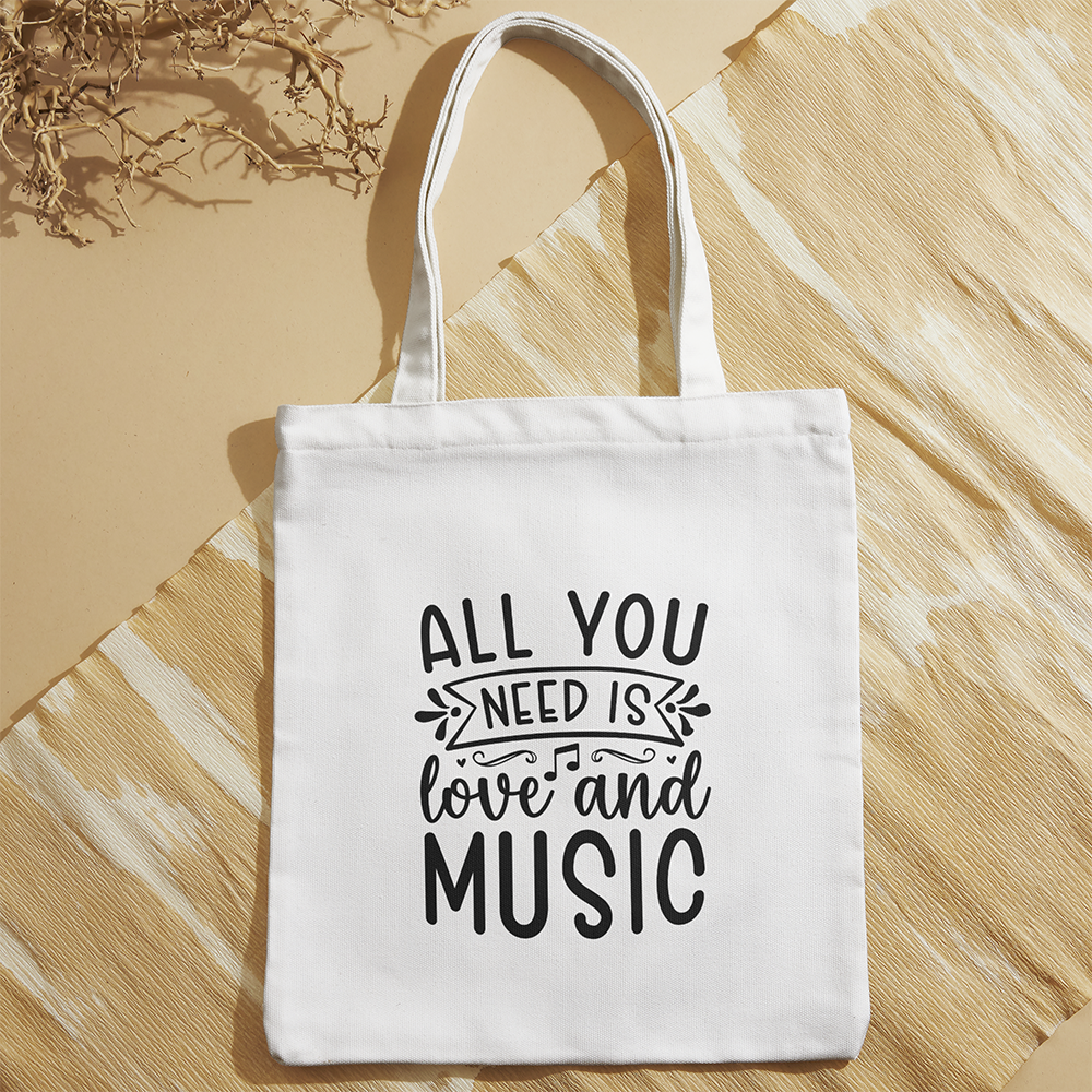 Tote bag personalizzate Il mio negozio con la scritta "All you need is love and music", su superficie beige a motivi. Scopri design unici per uno stile riutilizzabile ed eco-friendly ogni giorno.