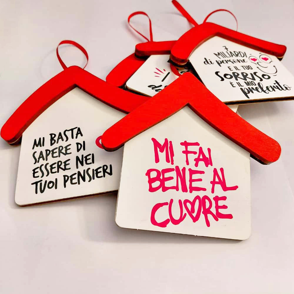 Casette in legno con frasi stampate e cuoricini, pensiero regalo personalizzabile
