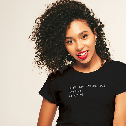Una donna sorridente con i capelli ricci indossa la T-shirt Il mio negozio Sento voci, una maglietta nera con testo italiano bianco stampato sul davanti.