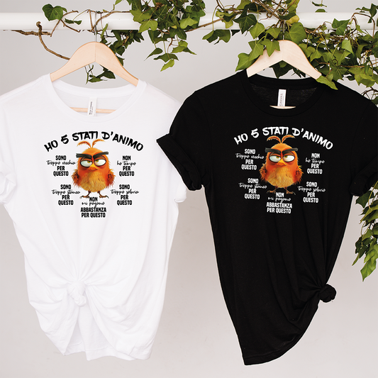 Due T-shirt 5 stati d'animo de Il mio negozio, in bianco e nero, presentano un gufo arancione a fumetti con un testo in italiano sui cinque stati d'animo. Entrambe le magliette personalizzate sono appese a grucce di legno in mezzo alle foglie: perfette come idee regalo!.