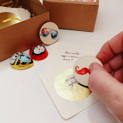 Mano che gratta una tessera gratta e vinci con dedica per papà, inclusa tessera in legno per grattare