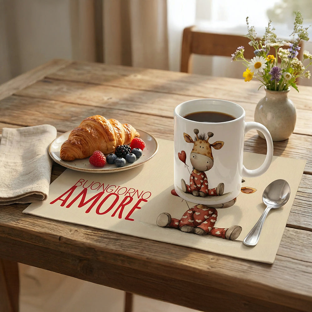 Set colazione San Valentino con personaggio giraffa in pigiama con cuori e cuore in mano, scritta “Buongiorno amore”