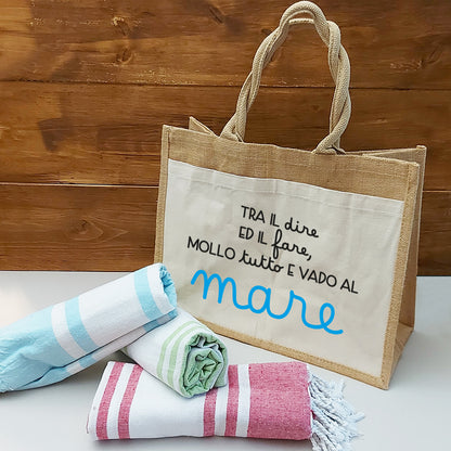 Combo estivo con borsa in juta con grande tasca frontale in canvas e teli mare fouta in diversi colori.