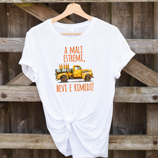 T-shirt A mali estremi... by Il mio negozio: una maglietta bianca con illustrazione di un pickup giallo carico di bottiglie e scritta italiana "A mali estremi, bevi e rimedi!"-perfetta per chi ama magliette divertenti.