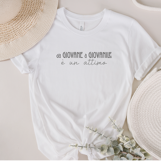 La T-shirt Giovane de Il mio negozio è caratterizzata da un testo italiano personalizzato, visualizzato su una superficie bianca con cappelli di paglia e verde intorno.