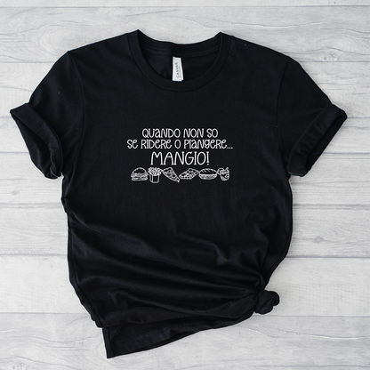 La T-shirt Mangio de Il mio negozio è caratterizzata dal testo in italiano "Quando non so se ridere o piangere... MANGIO!" e simpatica food art. Maglietta nera divertente, ideale come regalo per chi ama le magliette personalizzate. Mostrato su superficie in legno chiaro.