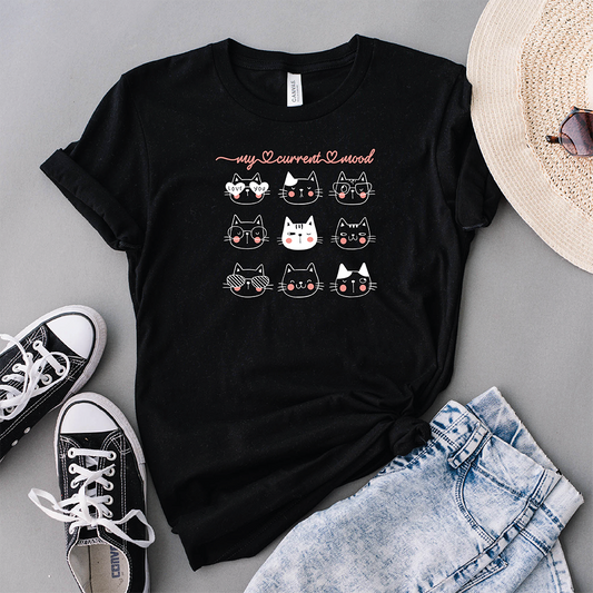 La T-shirt Mood Cats di Il mio negozio, nera con nove facce di gatto e la scritta "my current mood", è l'idea regalo perfetta e una maglietta personalizzata divertente per ogni occasione.