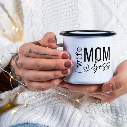 Mug in alluminio dedicata alla mamma con scritta Wife Mom Boss, tenuta tra le mani in un’atmosfera calda e accogliente.