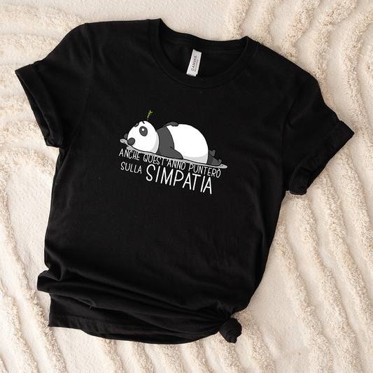 Il mio negozio T-shirt Simpatia: nera, con un simpatico panda assonnato e la scritta italiana "Anche quest'anno punterò sulla simpatia".