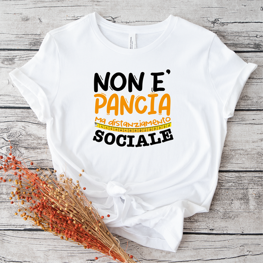 T-shirt Pancia di Il mio negozio: maglietta bianca con testo italiano e fiori secchi su legno rustico, perfetta come regalo originale o per chi desidera t-shirt personalizzabili dal tocco unico.
