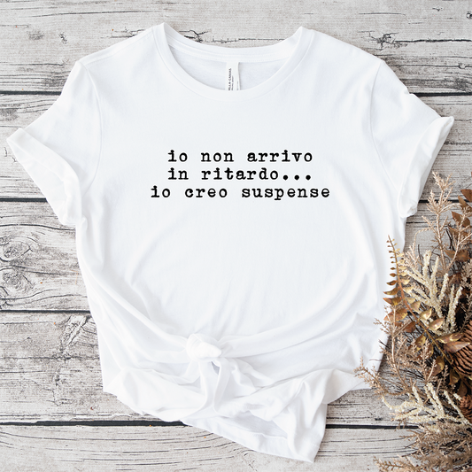 La T-shirt Ritardo di Il mio negozio, con la scritta italiana "io non arrivo in ritardo... io creo suspense", è un'idea regalo originale tra le nostre magliette personalizzabili per uno stile unico e divertente.