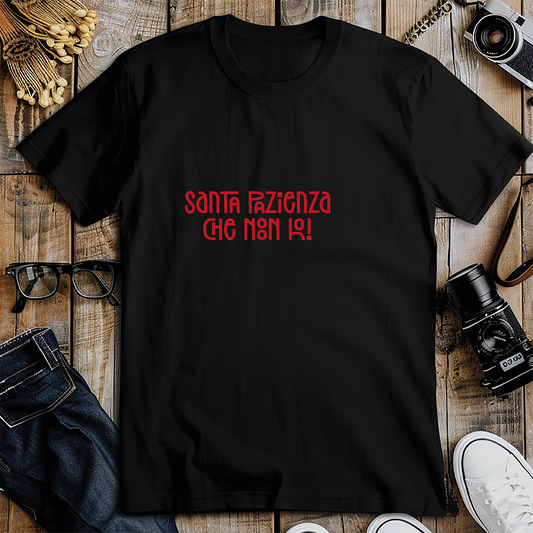 La T-shirt Santa di Il mio negozio è una maglietta nera personalizzata con la scritta rossa "Santa Pazienza che non ho!", raffigurata su una superficie di legno accanto a una macchina fotografica e a degli occhiali.