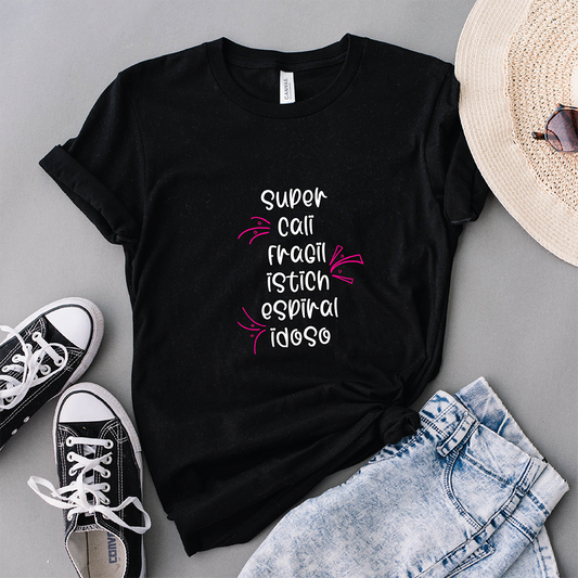La T-shirt Super de Il mio negozio è caratterizzata dal testo "super cali fragil istich espiral idoso", abbinata a pantaloncini di jeans, cappello e sneakers.