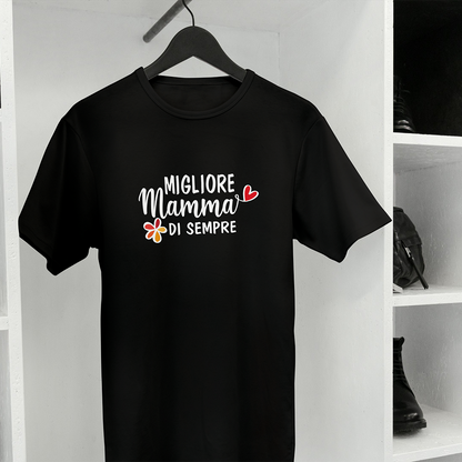 T-shirt nera dedicata alla mamma con scritta Migliore Mamma di sempre, appesa in ambientazione guardaroba.