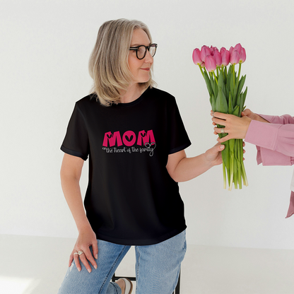 Donna con t-shirt nera Mom The Heart of the Family mentre riceve un mazzo di tulipani, idea regalo per la mamma.