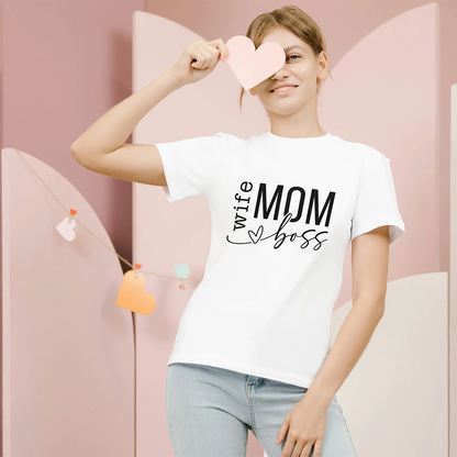 Donna con t-shirt bianca Wife Mom Boss in ambientazione rosa, idea regalo originale per la Festa della Mamma.