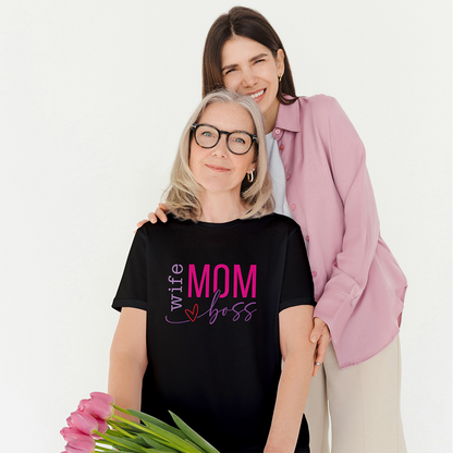 Mamma con t-shirt nera Wife Mom Boss insieme alla figlia, con tulipani rosa in una foto dal tono affettuoso.