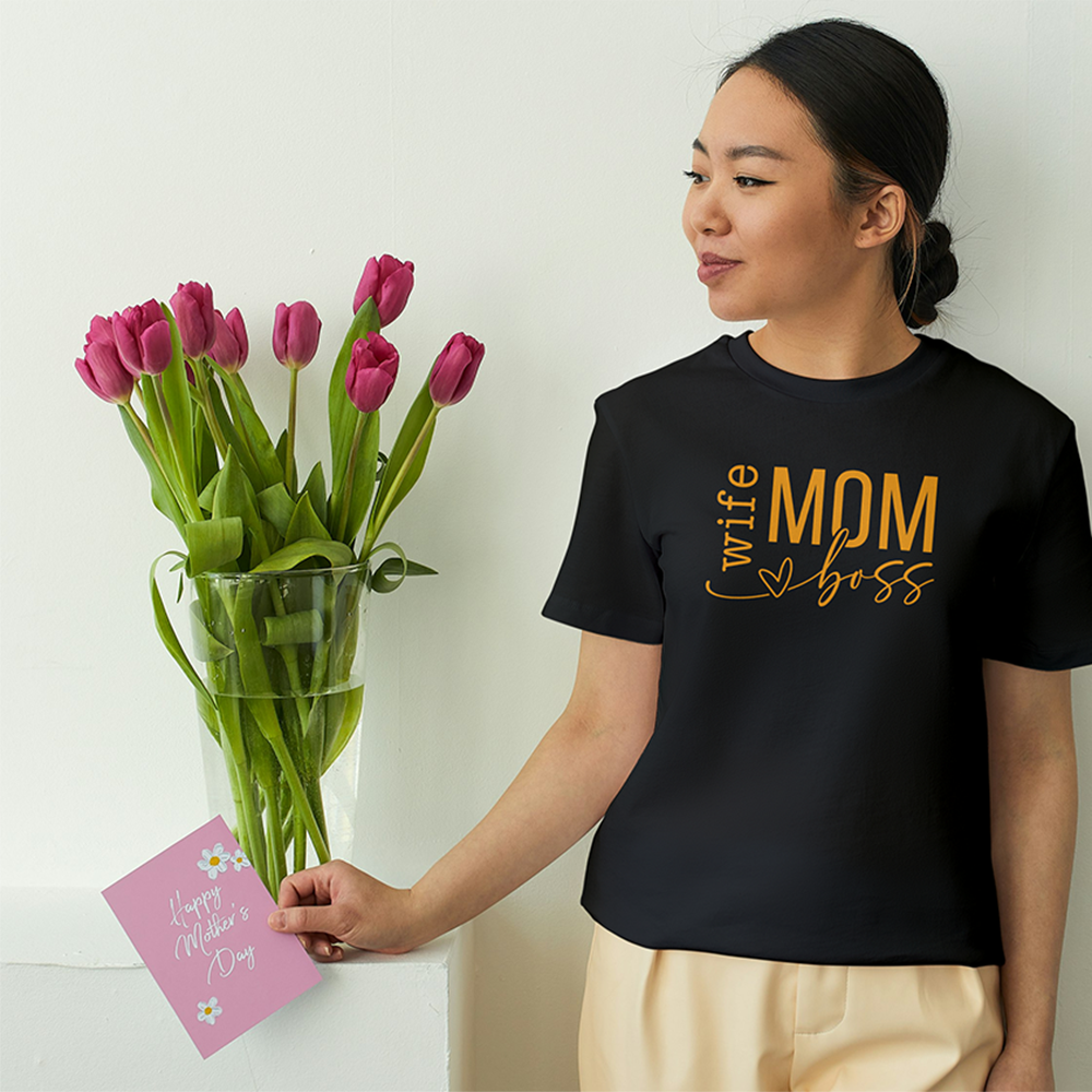 Donna che indossa t-shirt nera Wife Mom Boss con tulipani rosa in mano, idea regalo Festa della Mamma.