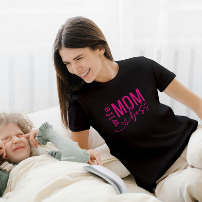 Donna che indossa t-shirt nera Wife Mom Boss in un momento quotidiano con bimba, idea regalo per la mamma.