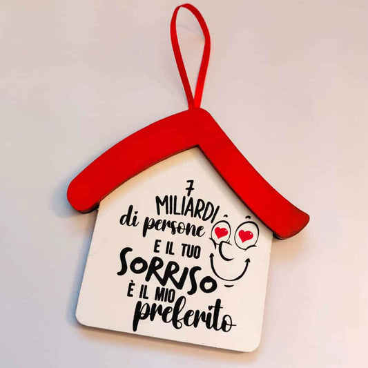 Casetta in legno con stampa su sfondo chiaro, decorazione da appendere con laccetto rosso