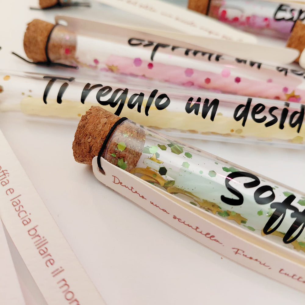 Dettaglio di Ampolline dei Desideri con frasi personalizzate, candeline colorate e decorazioni brillanti abbinate
