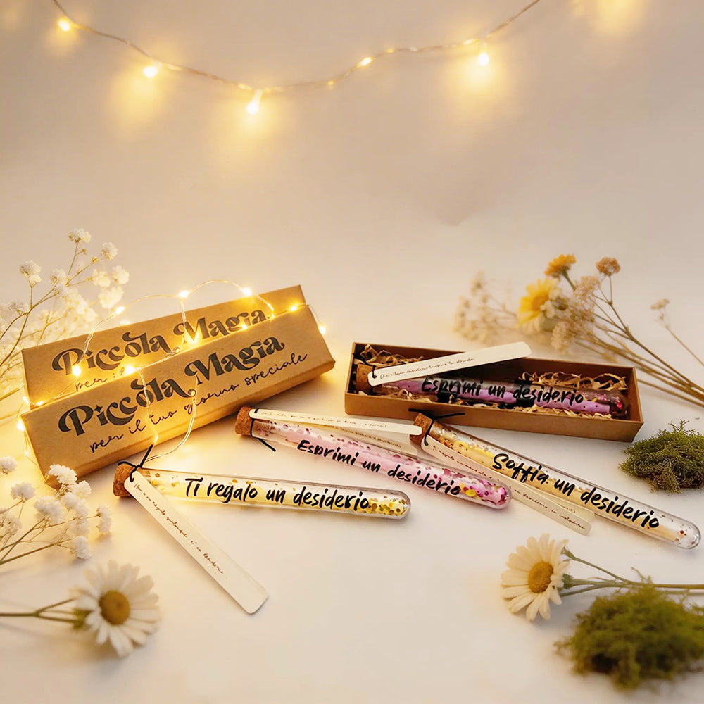 Set di Ampolline dei Desideri con candeline colorate, frasi personalizzate, paiettes e stelline in ambientazione decorativa