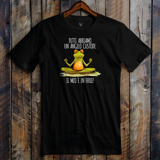 Il mio negozio T-shirt Angelo custode: maglietta nera con una rana cartoon su un tronco e la scritta italiana "Tutti abbiamo un angelo custode, il mio è in ferie!". Dalla collezione magliette personalizzate divertenti.