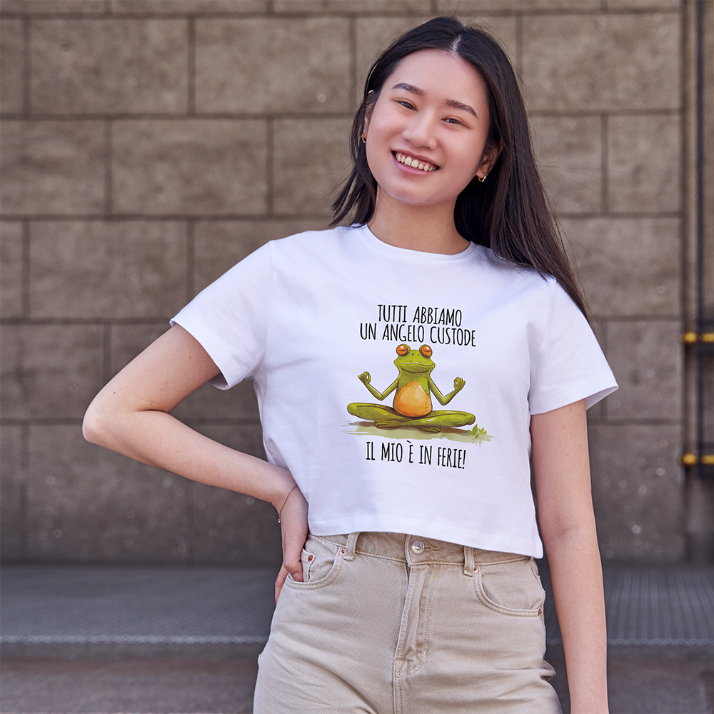 Il mio negozio T-shirt Angelo custode: maglietta nera con una rana cartoon su un tronco e la scritta italiana "Tutti abbiamo un angelo custode, il mio è in ferie!". Dalla collezione magliette personalizzate divertenti.