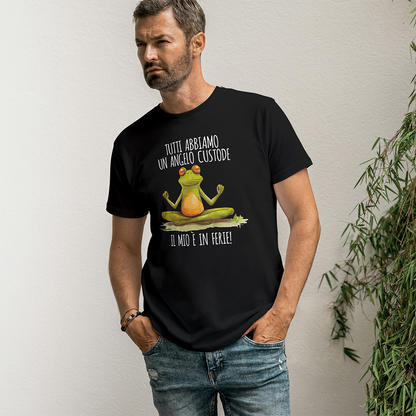 Il mio negozio T-shirt Angelo custode: maglietta nera con una rana cartoon su un tronco e la scritta italiana "Tutti abbiamo un angelo custode, il mio è in ferie!". Dalla collezione magliette personalizzate divertenti.