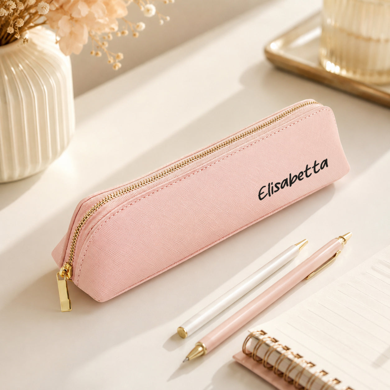 Astuccio lungo rosa personalizzato con nome su scrivania elegante