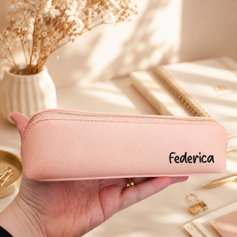 Dettaglio astuccio rosa personalizzato con nome in similpelle Saffiano