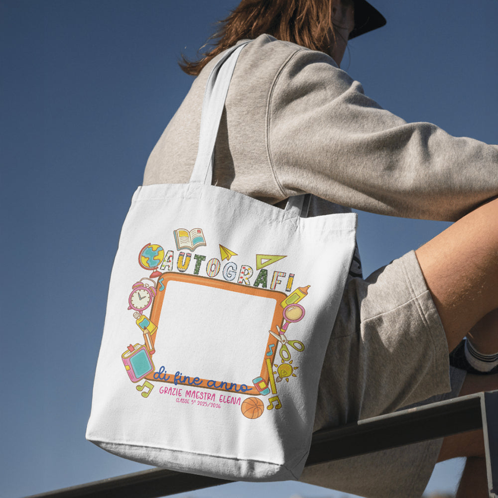 Tote bag Autografi di Fine Anno indossata, personalizzata per maestra o maestro