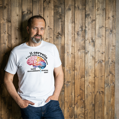 La T-shirt bianca Cervello de Il mio negozio, con un cervello colorato e la frase "Il cervello è una cosa meravigliosa, tutti dovrebbero averne uno!", è appoggiata vicino agli occhiali da sole su una superficie strutturata: una divertente maglietta personalizzata!.
