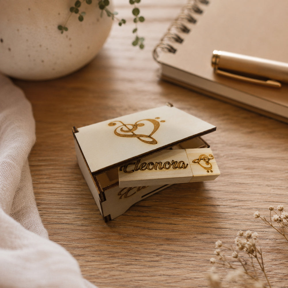 Chiavetta USB in bambù personalizzata con nome e scatolina in legno su scrivania elegante