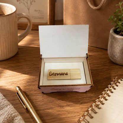 Chiavetta USB personalizzata in bambù con nome Germana e scatolina in legno aperta su scrivania
