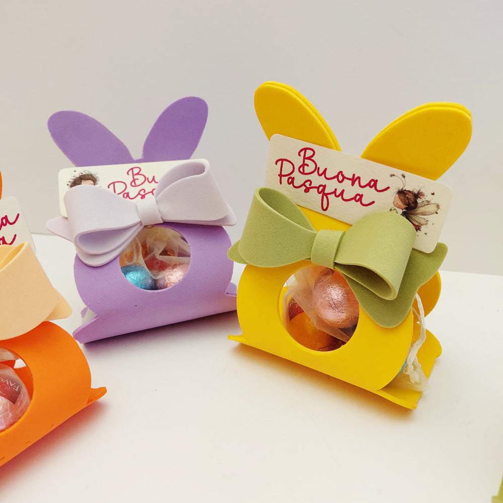 Dettaglio di coniglietti di Pasqua colorati in gomma eva con fiocchi a contrasto e ovetti