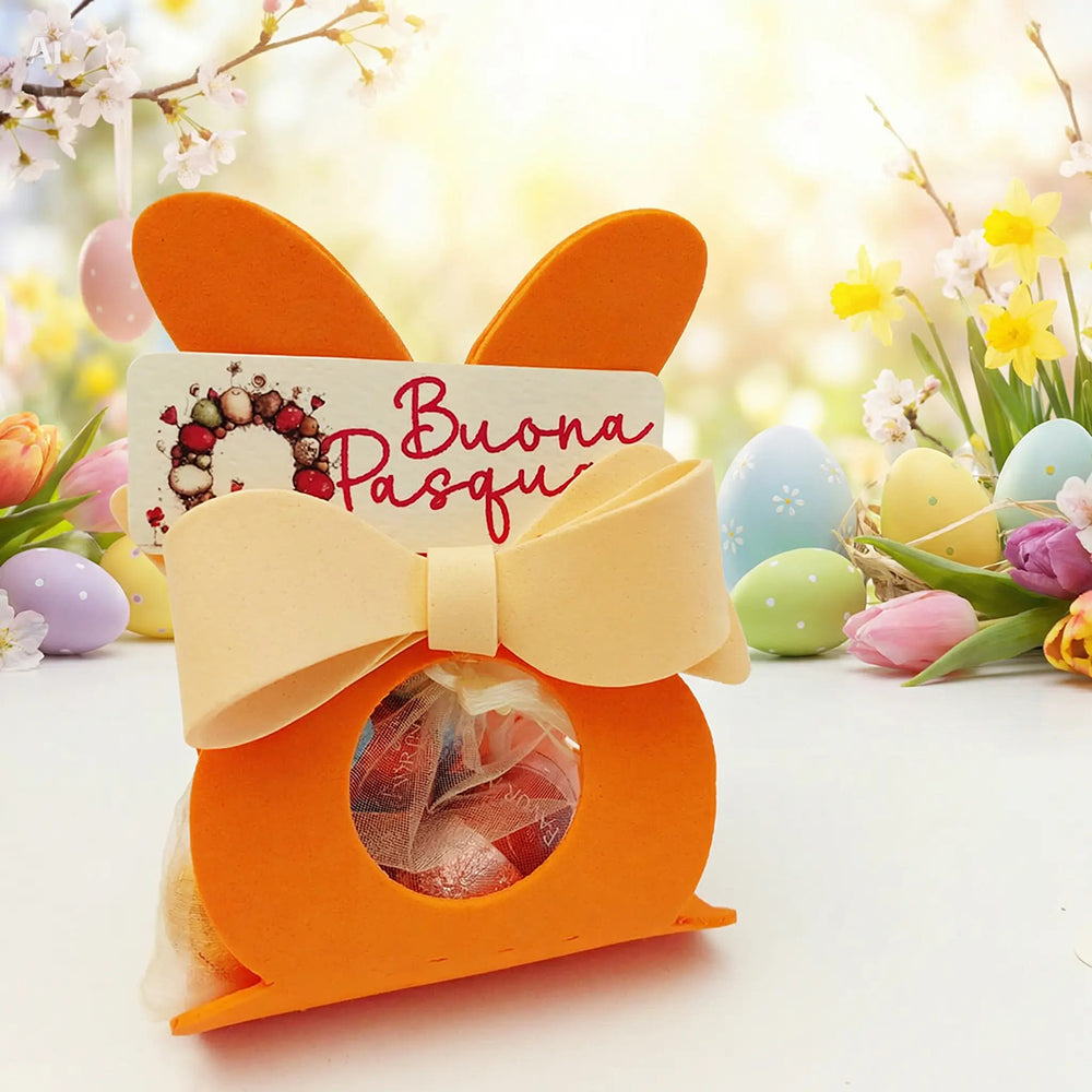 Coniglietto di Pasqua arancio con fiocco beige in ambientazione pasquale floreale
