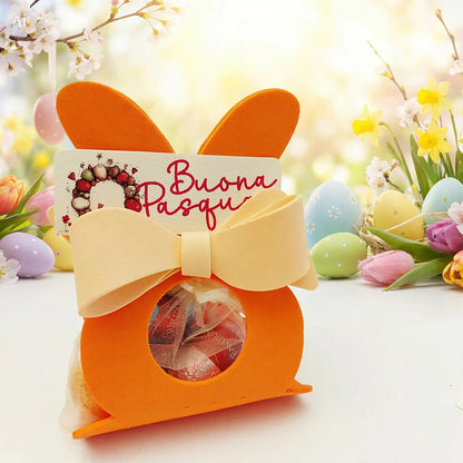 Coniglietto di Pasqua arancio con fiocco beige in ambientazione pasquale floreale