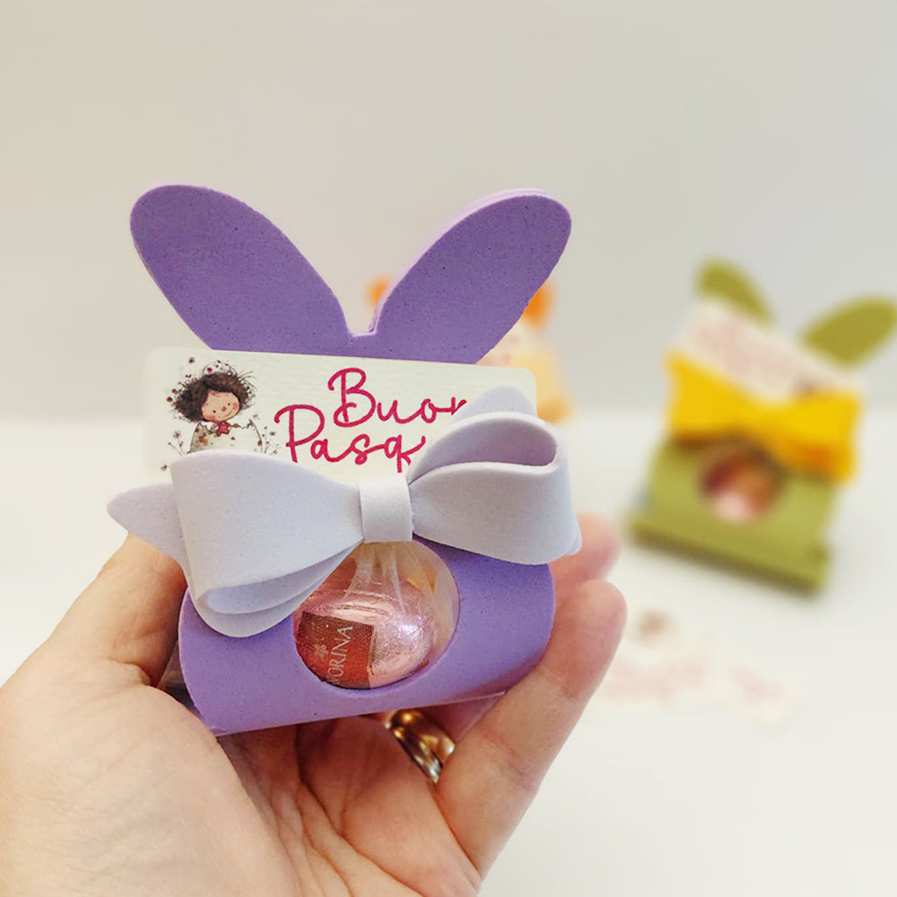 Coniglietto di Pasqua viola tenuto in mano per mostrare dimensioni e dettaglio del prodotto