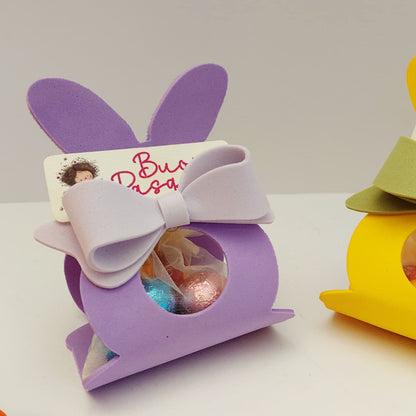Coniglietto di Pasqua viola con fiocco lilla e sacchettino in tulle con 3 ovetti assortiti
