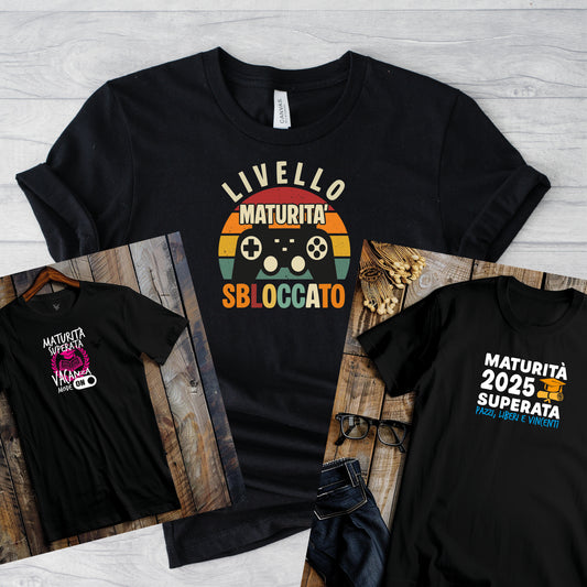 Tre T-shirt nere Maturità25 di In Casa di Ale: una riporta la scritta "Livello Maturità Sbloccato" in stile gaming, le altre sono magliette personalizzate a tema maturità, perfette come idee regalo.