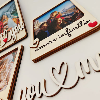 Cornice in legno personalizzata con foto e frase “amore infinito”, dettaglio con cuoricino e scritta decorativa “you me”