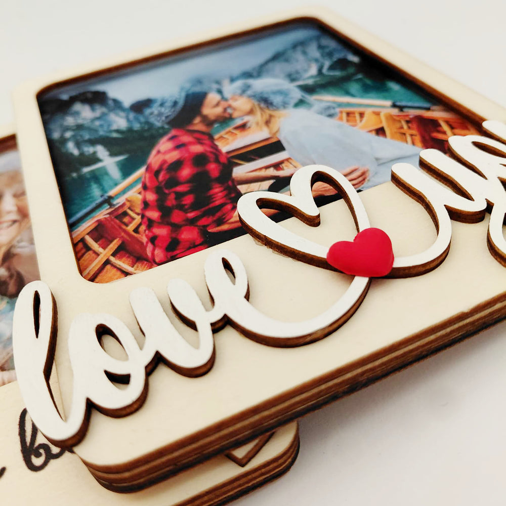 Cornice in legno personalizzata con foto e scritta “love you”, dettaglio con cuore rosso