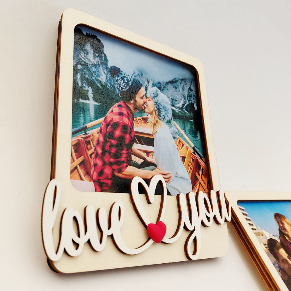 Cornice in legno personalizzata verticale con foto e scritta “love you”, cuore rosso 3D